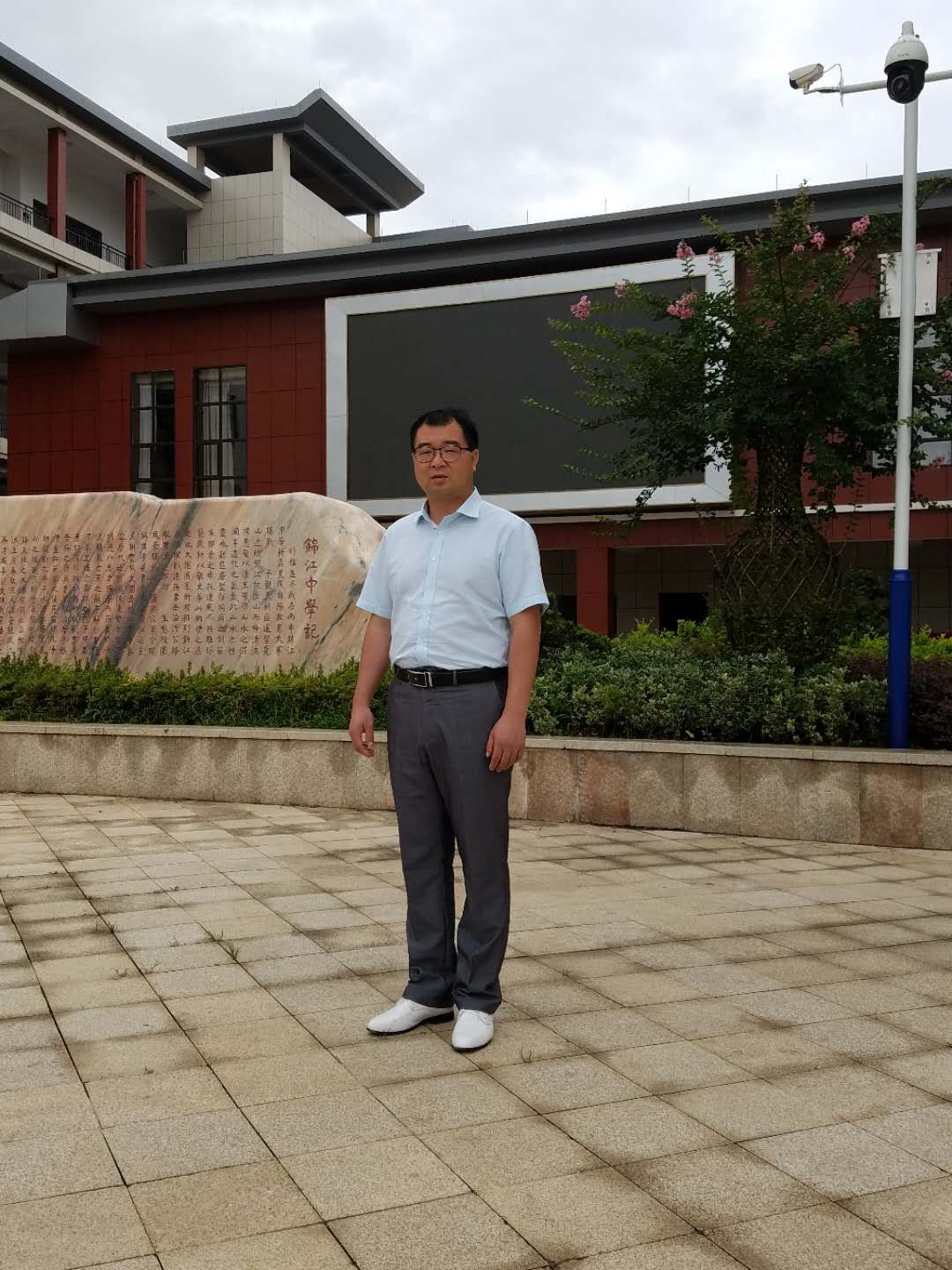 老师|身边的好老师 | 麻阳锦江中学陈河均：放弃“金饭碗”，站上讲台为苗乡“拔穷根”