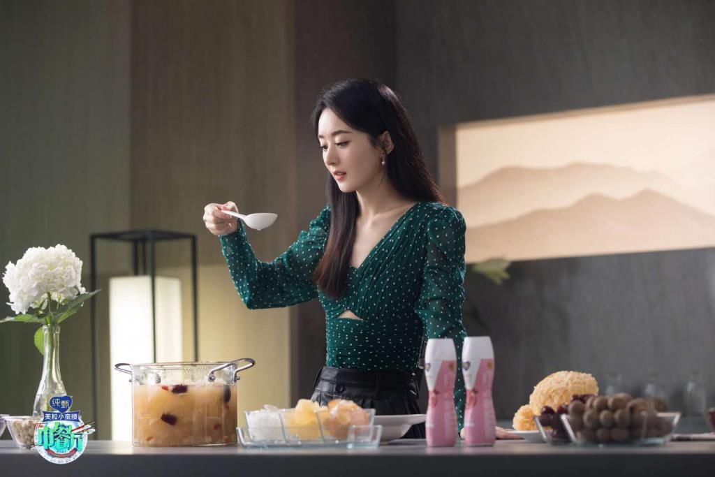  剧照|赵丽颖《中餐厅》宣传片剧照，波点上衣搭黑色皮裙，气质真好！