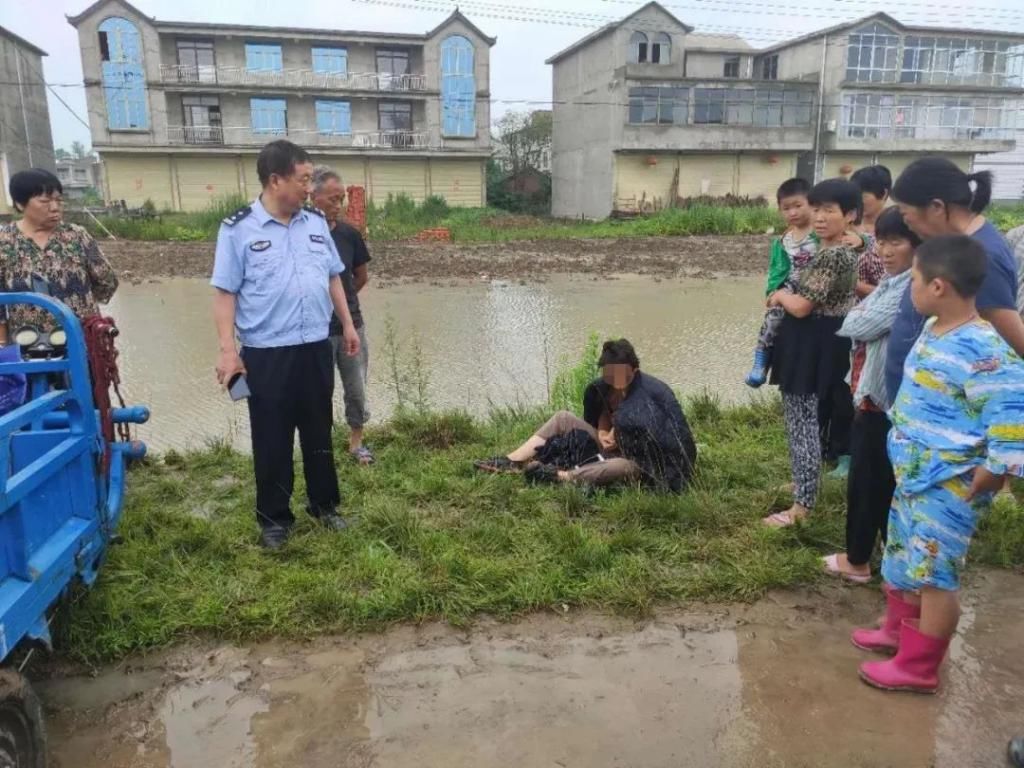 电瓶车|救命!阜南一女子骑电瓶车坠入水中...