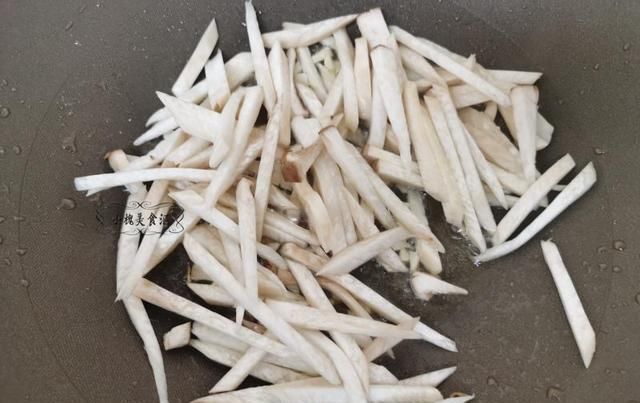  鱼香肉丝|杏鲍菇的最好吃做法，加两鸡蛋，不煮不炸，比鱼香肉丝还好吃！