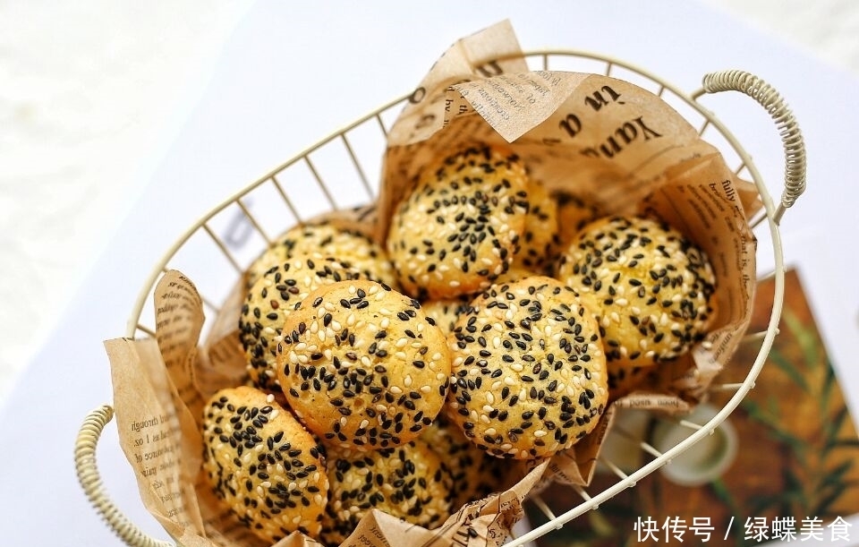 做成|鸡蛋别再炒着吃了,做成小零食,酥香可口,孩子一口气能吃10个