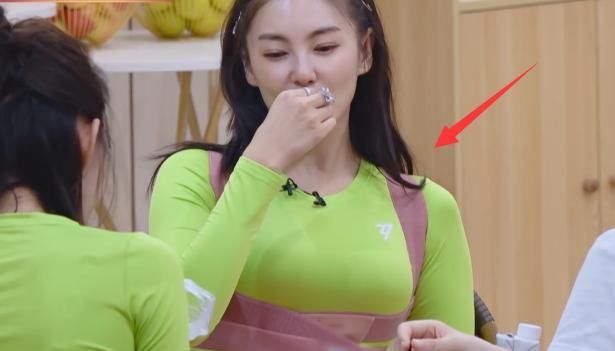 张雨|有一种背带叫张雨绮矫正带,勒上后效果,走路都挺胸抬头!