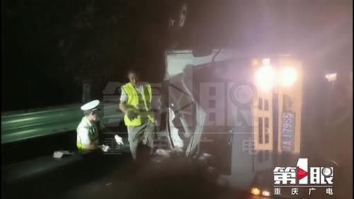  高速公路|驾驶员疲劳驾驶 一车牛奶侧翻了