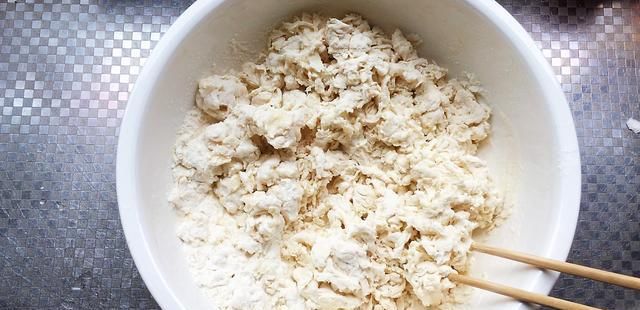  详细|家常烙大饼的方法松软筋道，凉了不硬千层大饼简单易学详细讲解