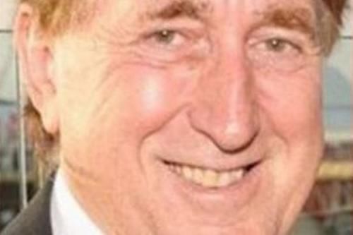 父亲|男子闯进前妻家疯狂杀人，2个孩子蜷缩在桌子下被父亲打死