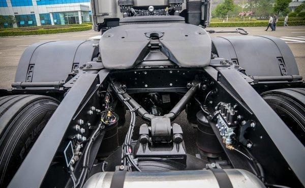  实拍|新增各种预警配置，实拍520马力现代创虎重卡，还有越野模式