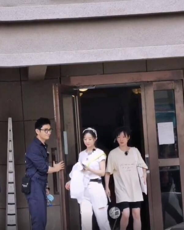  以看得到|赵丽颖《中餐厅》节目组防的多严？十几把黑伞挡拍