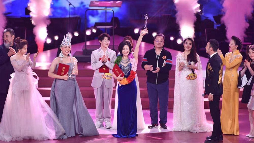  最惨|她是《星光大道》最惨冠军，曾在春晚压轴，如今却在街头卖唱？