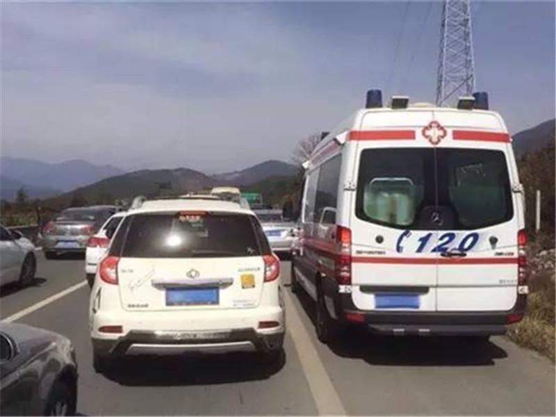 交警|路虎挡住救护车被罚200扣3分,车主一脸委屈:不闯红灯也有错?