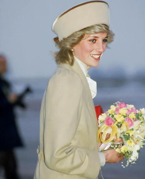 着装|戴安娜王妃着装高清美图大赏，驾驭八九十年代穿搭，引领今日潮流