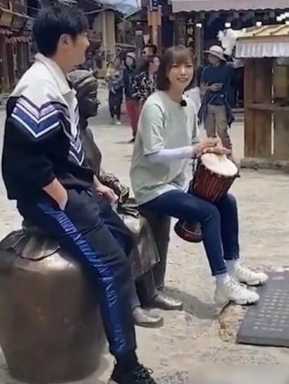  给出|郭京飞王珞丹录制节目，坐雕像踩文物被骂，文旅局给出回应