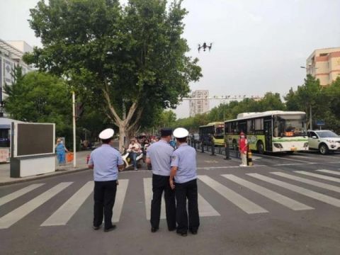 驾乘|超76万人围观！在宿迁，驾乘电动自行车时要注意了，别一不小心就成了“网红”…