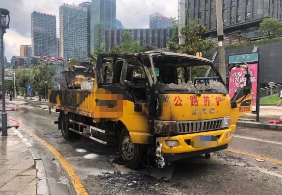  消防|一辆拉着6个煤气罐的车着火了！消防迅速扑灭