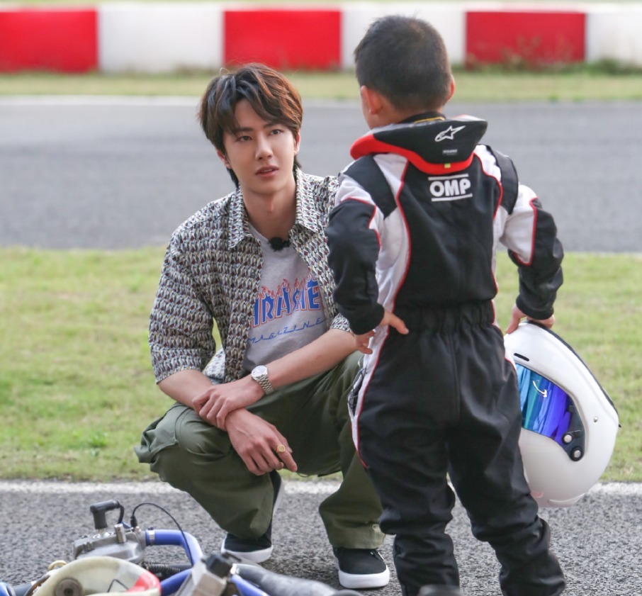 节目组|王一博喜提迷弟叉腰式帮吹牛,被捧杀吓到惊慌紧急澄清,却害羞了