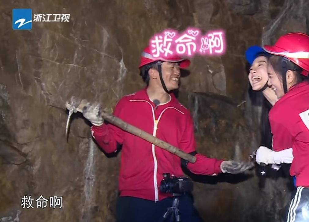  成员|郑恺塞baby嘴里的薯片，她又拿了出来，有人看清薯片被丢哪了吗？