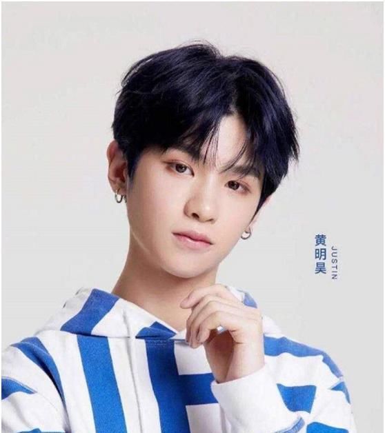  黄明昊|黄明昊拍写真时，有谁注意到他的手指，网友：让人心疼他