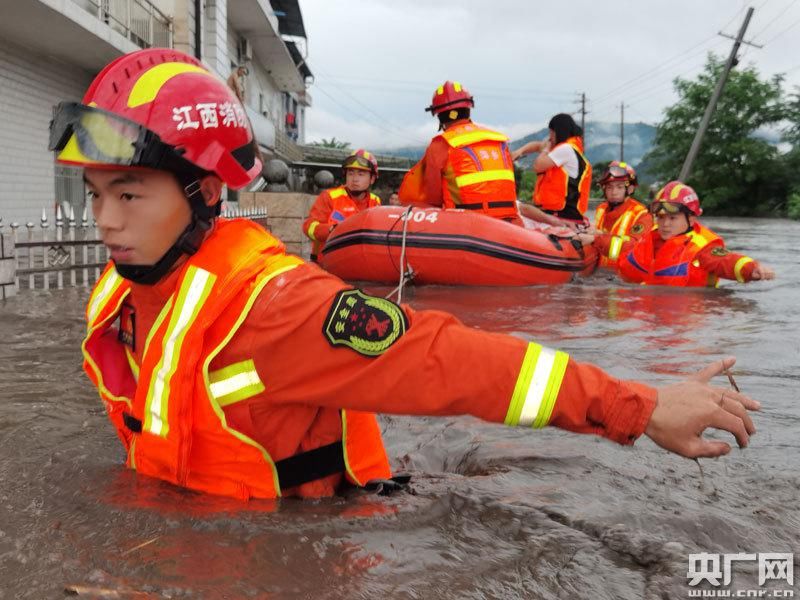  八旬|洪流中，救出八旬瘫痪老人