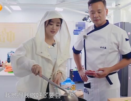  嘴里|林大厨试菜用的夹子，赵丽颖洗都不洗直接塞嘴里，不懂得避嫌吗？