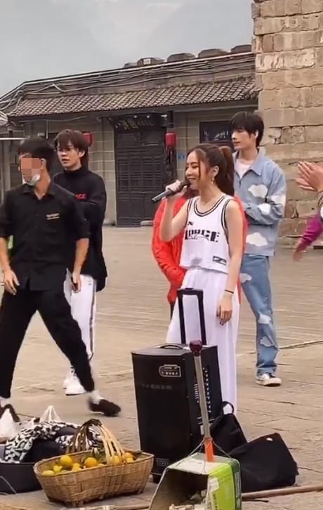  简陋|邓紫棋接乡镇路演邓超帮捧场？不时有男粉上台，演出现场简陋混乱