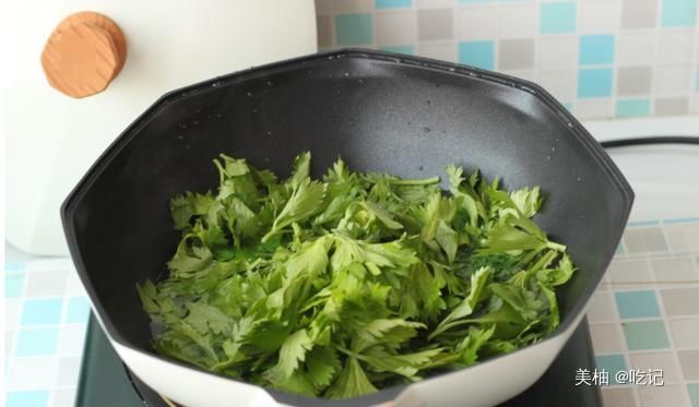  好吃|以后这种蔬菜叶子不要再扔了，用来煎饼，营养高，比鸡蛋饼好吃