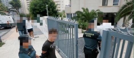  报警|1女5男结伴旅游，同住第一晚就遭遇一场噩梦，女子崩溃报警