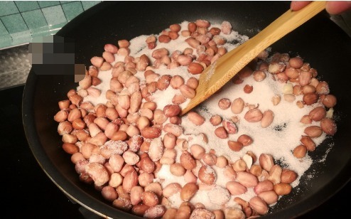 吃法|天冷花生米别再油炸了,教你一个新吃法,10分钟出锅,好吃嘎嘣脆