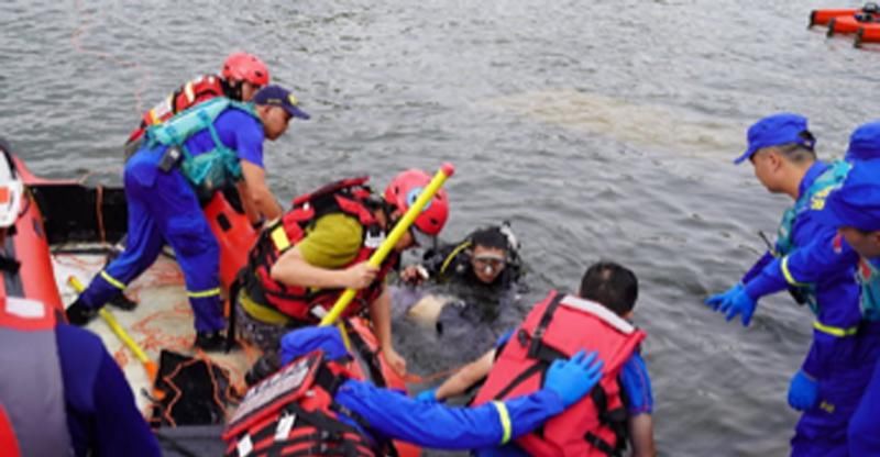  事故|公交车不幸冲进水库，已致21人死亡15人受伤，事故原因还在调查中