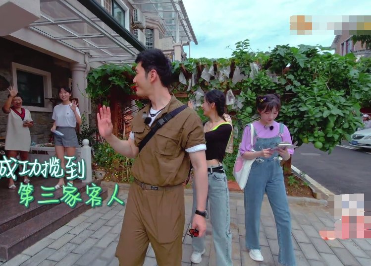  颖见到狗|赵丽颖被狗吓到直跑，狗主人跟她道歉，从她的回应方式看出人品