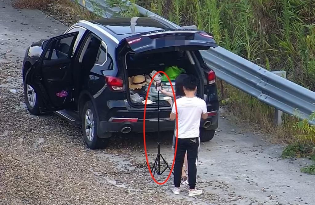  交警|一对情侣高速避险车道违停自拍，还互相喂蛋糕……罚！