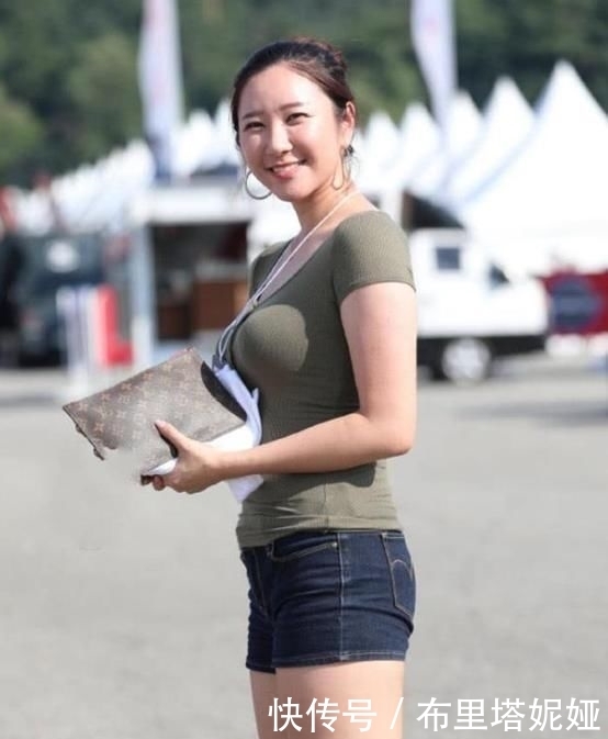 凸显|清新又时尚的小姐姐,凸显性感身姿,炫出自身的魅力