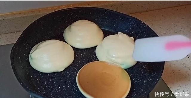 蛋糕|用平底锅就能做出很绵软无油、低糖的蛋糕饼,大人小宝宝都可以吃