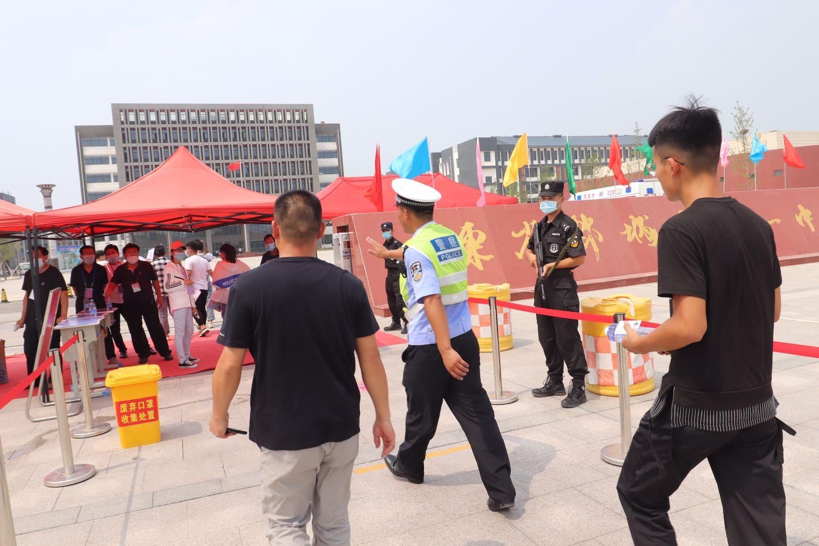  身份证|视频︱入场时才发现身份证丢失！交警一路疾驰一路汗水