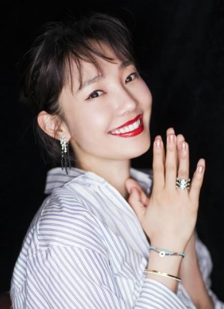  神秘|白百何身边换人了？出行获神秘男子全程陪同，聊到开心处相视一笑