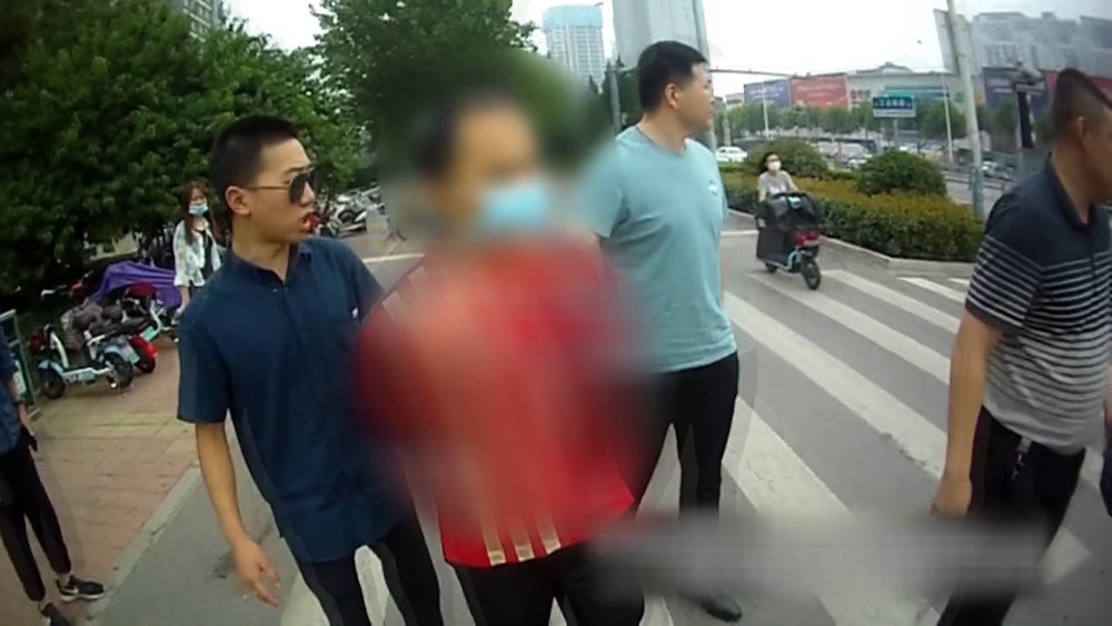  宝华街派出|109秒 | 4个“精神”小伙儿组团来吃霸王餐 饭店老板：没见过这样的……