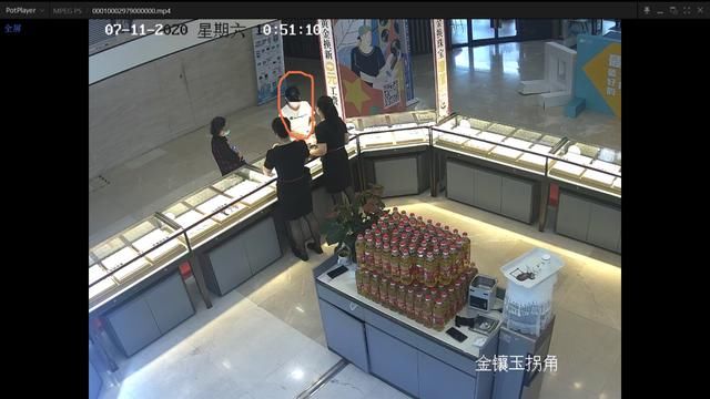 枚金镶玉戒|一姑娘商场逛街，逛着逛着就把手伸进了裙子里……