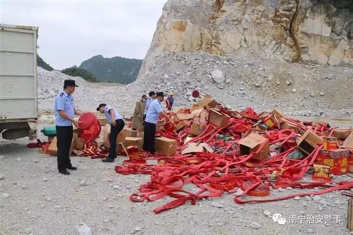 警方|2427件！上林警方集中销毁一批非法烟花爆竹