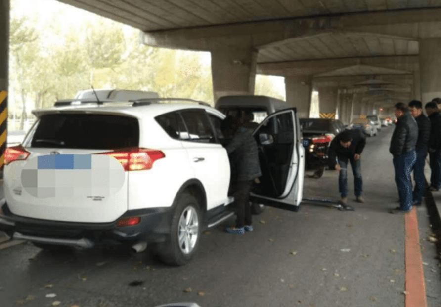  被判|前车路口急刹车，后车追尾被判主责，这种行为不少人遇到过