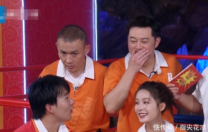  救场|李沁录节目发现领口太大，被男嘉宾围着时，她的救场方式我服了