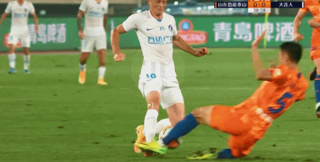 郑铮|刘洋传球失误，郑铮补防犯规后脑着地，太危险了