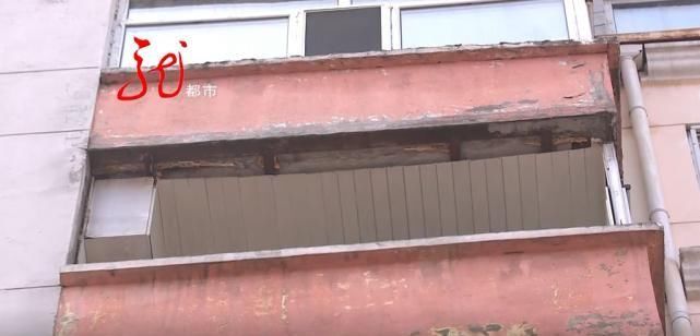  大风|八级大风把6楼阳台变露台，厨房掉下去了，还伤及楼下车辆，这损失谁负责？