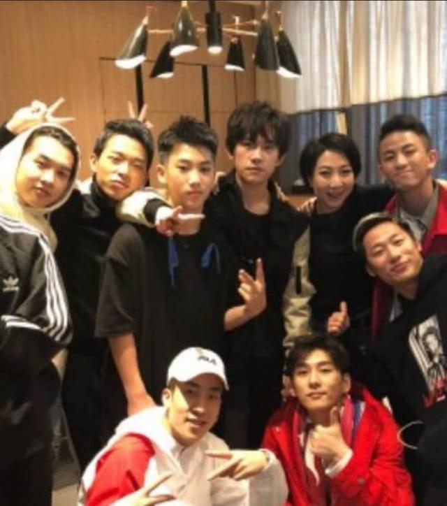 酸爽|马云请易燃装置吃饭,合影时表情成亮点,网友跟千玺混就是酸爽