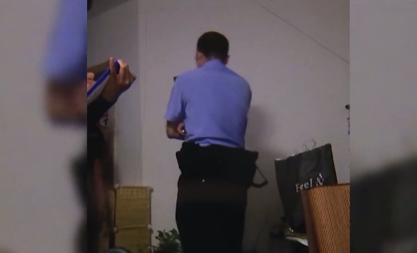 恶心|在合租房的厨房 女室友男友的行为太恶心 姑娘气得两次报了警