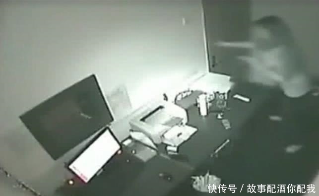 发觉|女子深夜值班，发觉不对劲想要去把门锁死，接下来的一幕让人傻眼