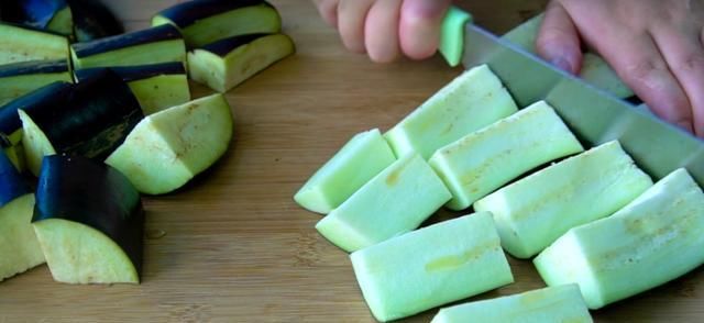  不坏|8块钱买5斤茄子，放罐子里，保存一年都不坏，一小碟能吃2碗饭