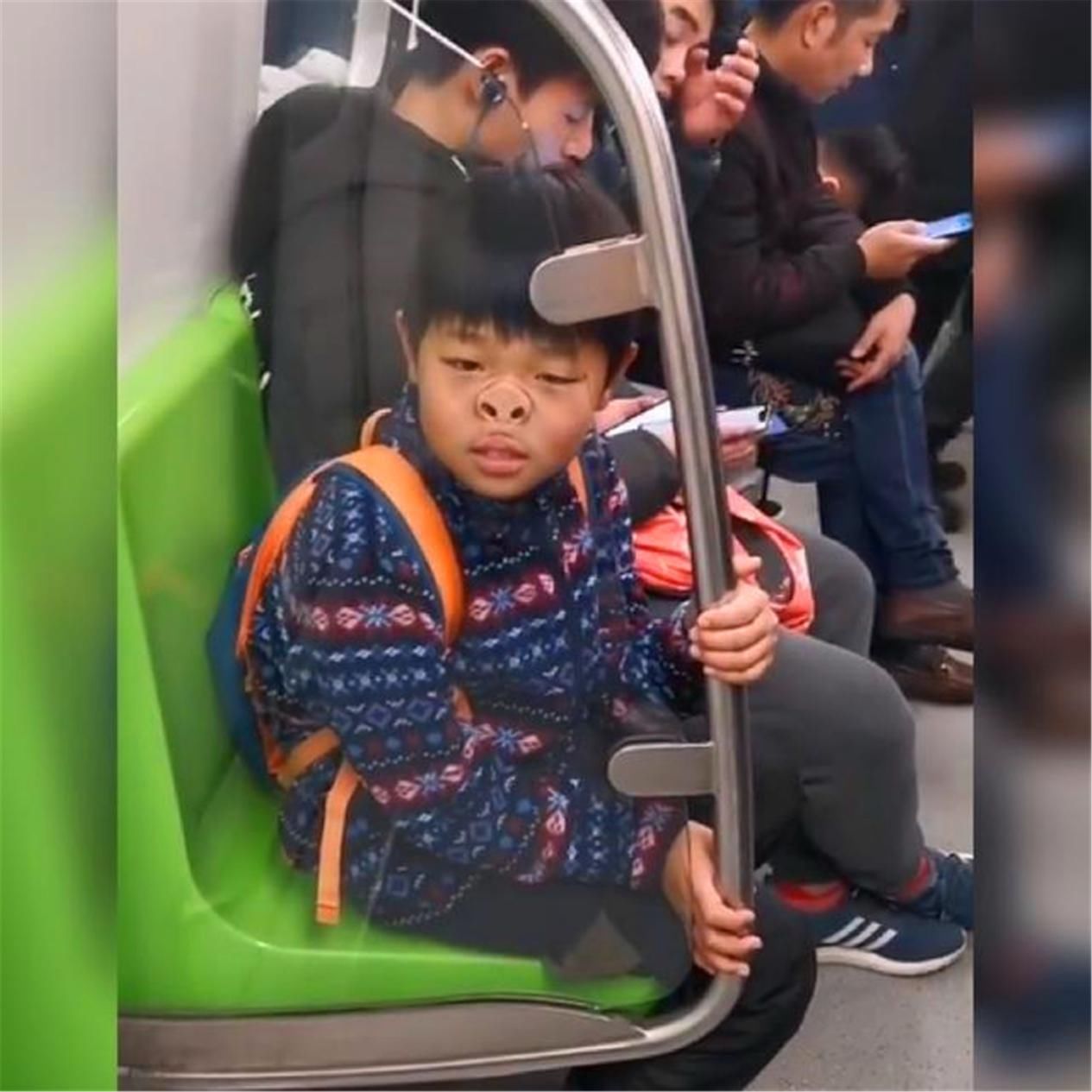 玻璃|地铁上，小男孩面贴玻璃扮“猪八戒”，妈妈配乐录视频逗乐网友
