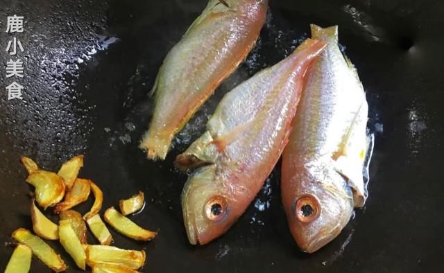  鱼身|如何煎鱼才不粘锅？3个技巧是“关键”，保证鱼身完整，金黄香酥