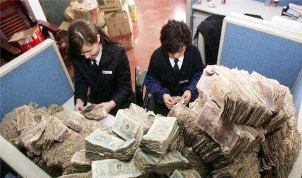 生活|孤寡老人丈夫女儿早逝，天天吃咸菜度日，死后遗产6人清点3小时