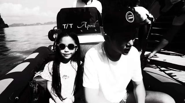 融洽|重组家庭不幸福？赵薇一家四口感情和谐，同父异母兄妹相处融洽