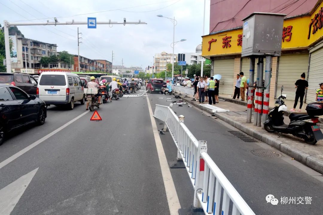  小型新能源|柳州67岁老人驾驶小E突然失控，一路冲撞！其称“车辆停不下来”