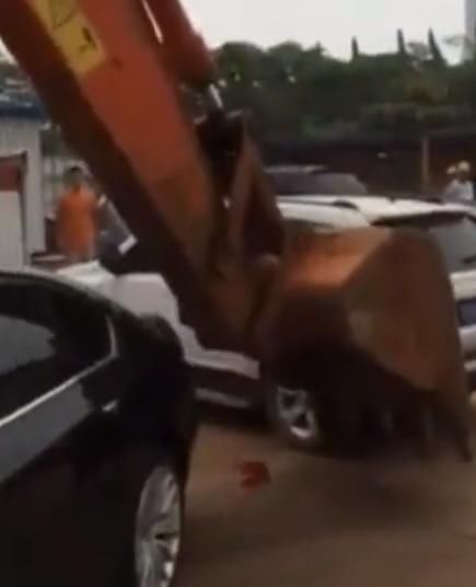  宝马车|工地禁止停车，宝马车主当场讽刺，工地老板命令挖掘机“开道”